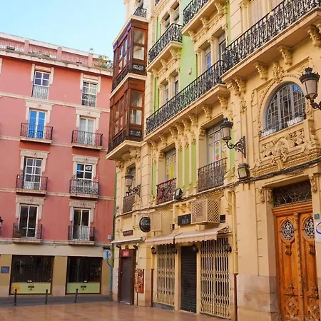 Stylish & Spacious Family Near & Vibrant Historic Market