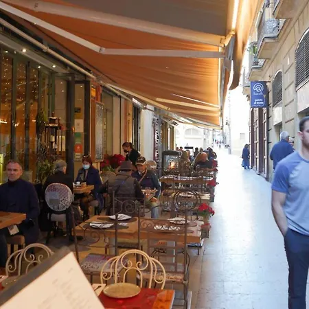 Stylish & Spacious Family Near & Vibrant Historic Market Appartamento